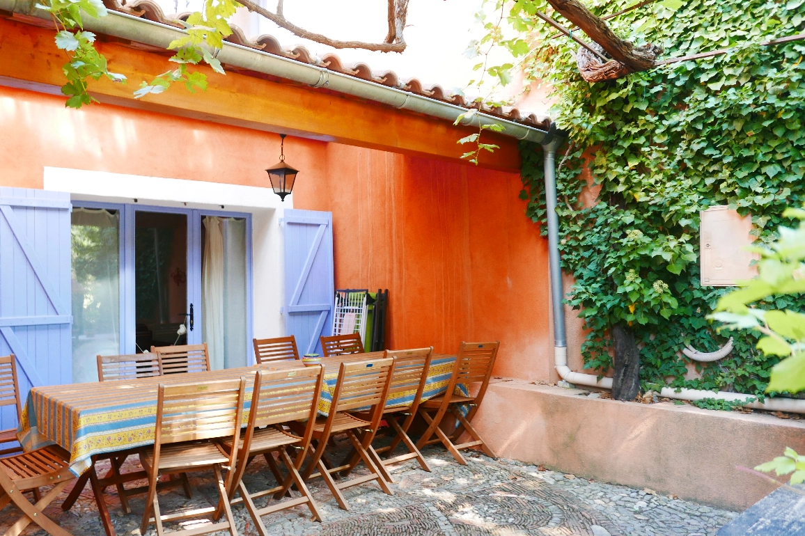 Le Domaine de la Réparade est composé de 7 appartements, disponibles en location mensuelle meublée au coeur de la Provence Verte