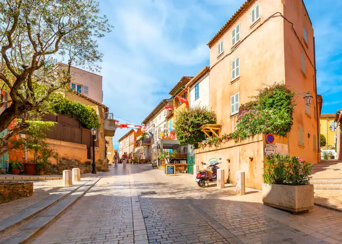 St-Tropez est une ville côtière située sur la Côte d'Azur ou French riviera