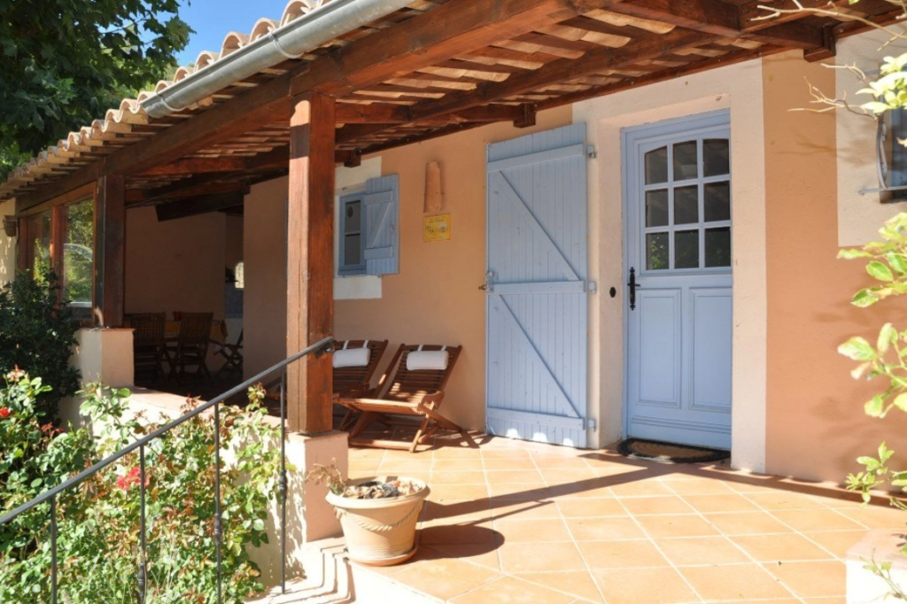 T3 Location Meublée L’Appartement des Olives vous offrira 80 m² composés d’un salon, cuisine d'été extérieure, terrasse ouverte