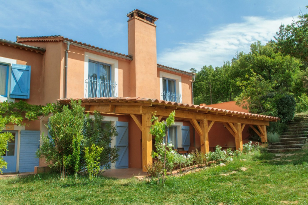 L’Appartement meublée du Romarin au domaine de la Réparade vous offrira 110m2 pour une maison situé dans le Var